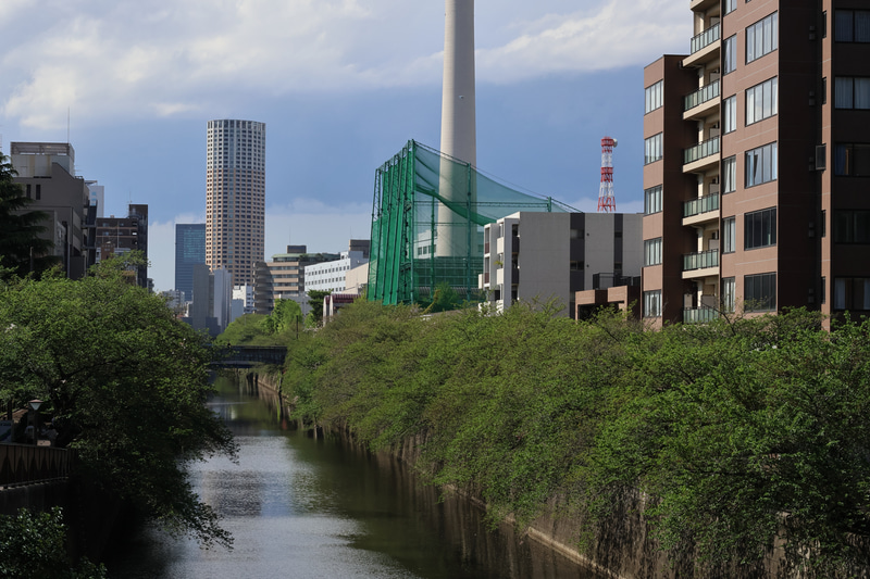 都市風景です。絞り込んでおりますが、DLOでの補正効果もあってか、ギンギンな描写に驚いております。<br>EOS R50／EF50mm F1.8 STM／絞り優先AE（F11・1/1,000秒）／ISO 400