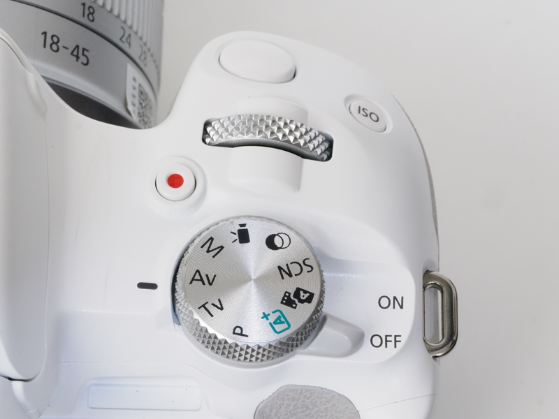 ダイヤル周りもシルバーでありますね。でも文字が視認しづらいということはありません。「A+」や「SCN」といったビギナー用のモードも使いようであります。