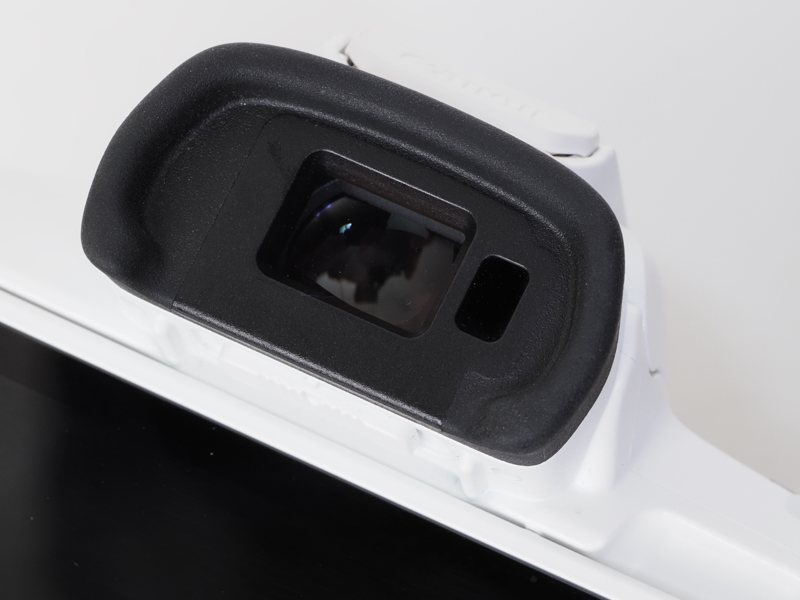 可愛いと言いたくなるファインダーアイピース。もちろんアイセンサーついてます。ボディの高さを大きくすればもうちょい大きくできるんでしょうが、EVF表示画像が見やすいので不満なかったですね。