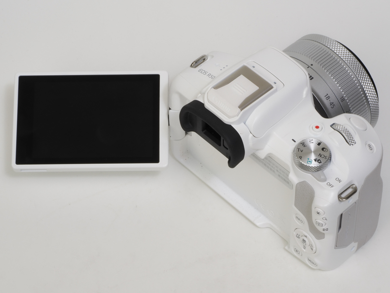 バリアングルは好みが分かれますね。写真撮影ならばチルトの方がいいという人も多いですが、筆者は水平出せるように練習しました。華奢に見えますから、取扱いには注意です。