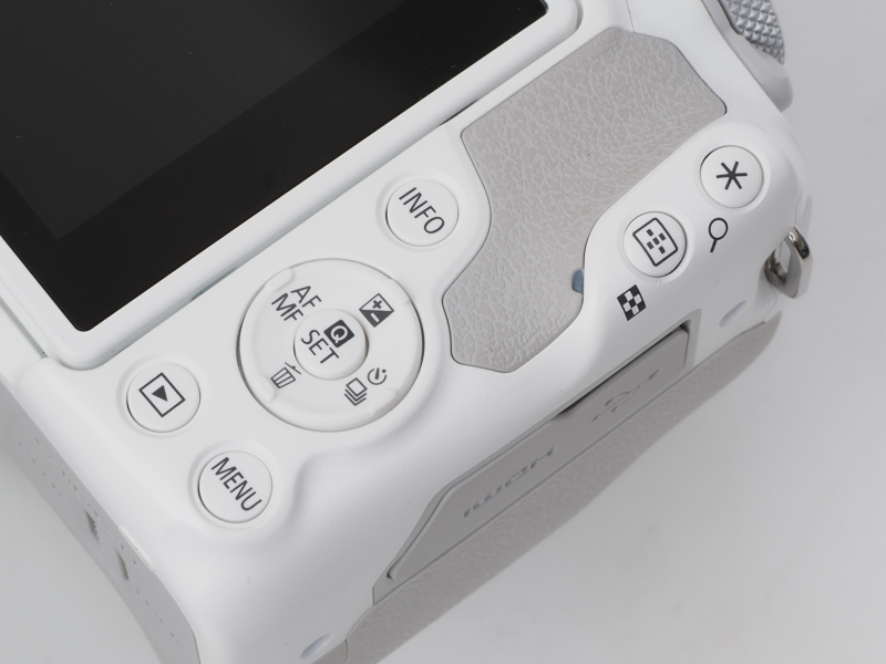 背面のボタン類ですが、一眼レフのEOS Kissを思い出してしまいました。指が太い人には操作しづらいかな？でも押下感覚はちゃんとしてました。
