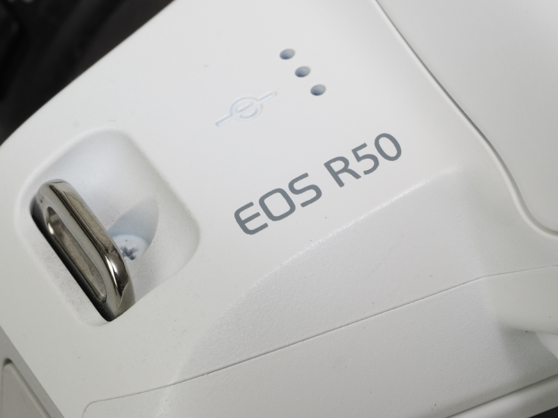 カメラネームはボディ右上にあります。奥ゆかしくて、いいと思います。何でもかんでもボディ前面にあればいいというものではなく。