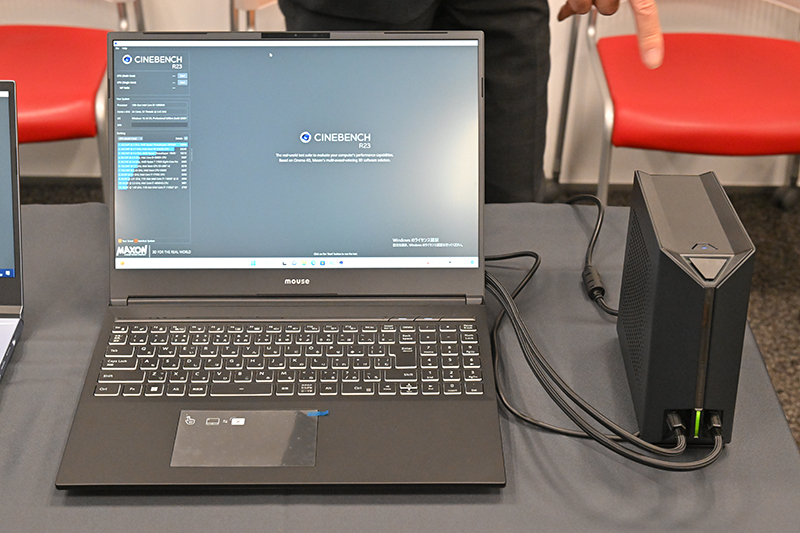 右に置かれているのはオプションの水冷BOX