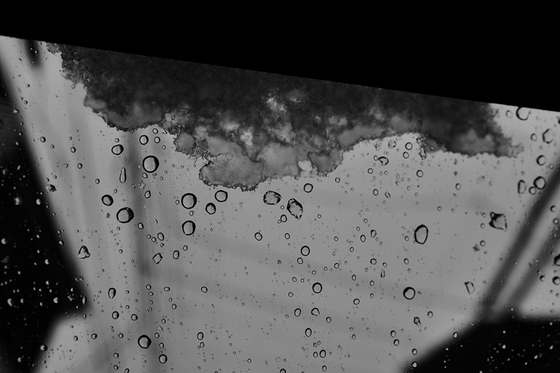車のフロントガラスに張り付いた雪。水滴の輪郭が作るドット模様が印象的だった。よく見ると、氷の中のざらつきまでシャープに描写している。<br>ライカSL2-S／アポ・ズミクロンSL f2/28mm ASPH.／プログラムAE（F4.5、1/1,000秒、-1.7EV）／ISO 100／WB：オート／モノクロHC