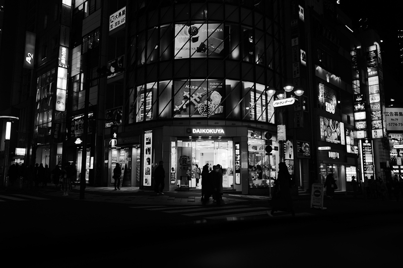 夜の渋谷センター街。煌々と輝くテナントの看板がまぶしい。何も考えずにシャッターを切りながら歩くスタイルが自分には合っている。ライカSL2-S／アポ・ズミクロンSL f2/28mm ASPH.／プログラムAE（F2.2、1/60秒、-1.7EV）／ISO 100／WB：オート／モノクロHC