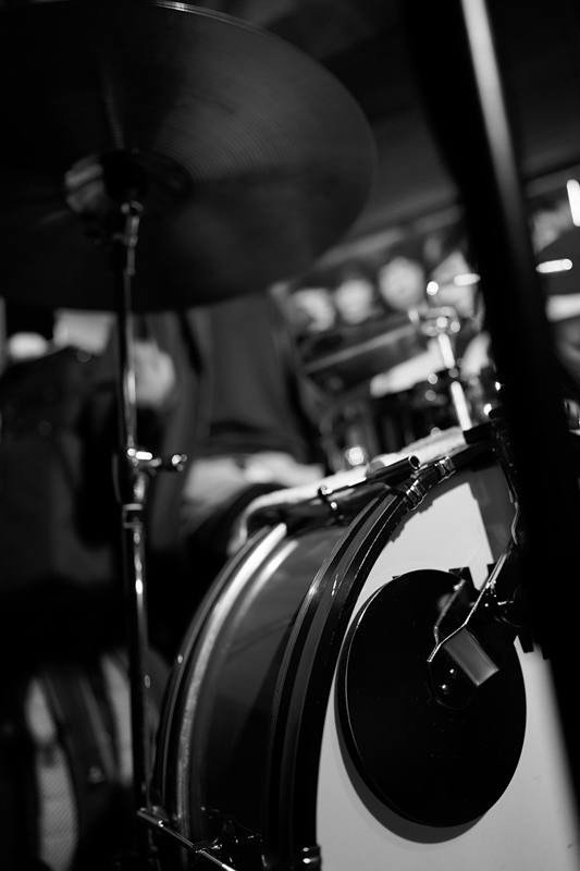 遊びに行ったライブで目に入ったドラムセット。被写体の一部分を切り取って想像させるのが好きだ。<br>ライカSL2-S／アポ・ズミクロンSL f2/28mm ASPH.／プログラムAE（F2、1/50秒、-0.7EV）／ISO 1600／WB：オート／モノクロHC