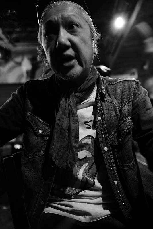 ふだんはあまり人物を撮影することはないが、ライブ終わりにメンバーをスナップすることがある。<br>ライカSL2-S／アポ・ズミクロンSL f2/28mm ASPH.／プログラムAE（F2、1/50秒、-0.3EV）／ISO 4000／WB：オート／モノクロHC