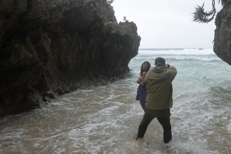 みんなが波から逃げる中、ななちゃんと撮影に集中する