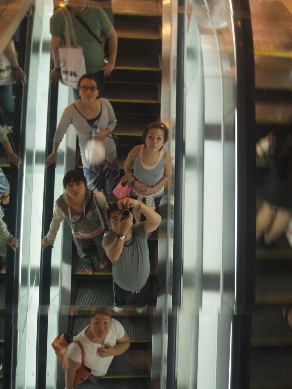 スタイリストの杏吏やOG鈴木、ヘアメイクさん達と。エスカレーターの天井が鏡だったので利用して記念写真