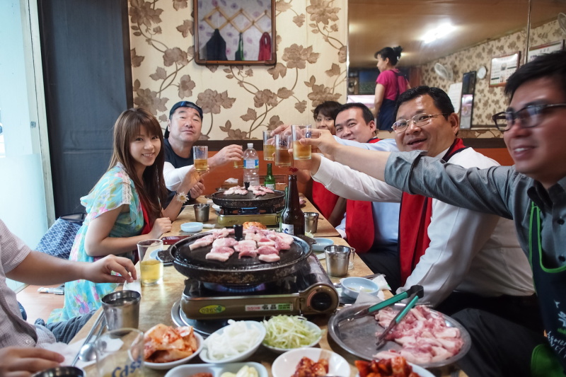 韓国ロケ中にみんなで行った焼き肉、どこに行っても手伝ってくれる人がたくさんいることにも感謝