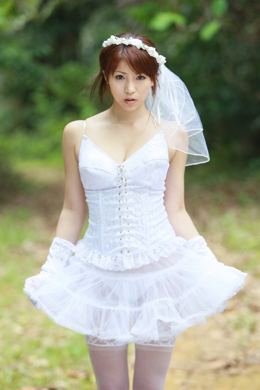 2010年、シンガポールにて。なぜかウェディングドレスを着ているけど、グラビアってちょっとコスプレだよね。みんながしないようなことをするし、ちょっと変わってる衣装を着るな～みたいなのがあるから