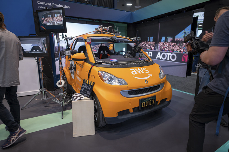 本年の展示の例。アマゾン・ウェブ・サービス（AWS）による取材車の提案展示