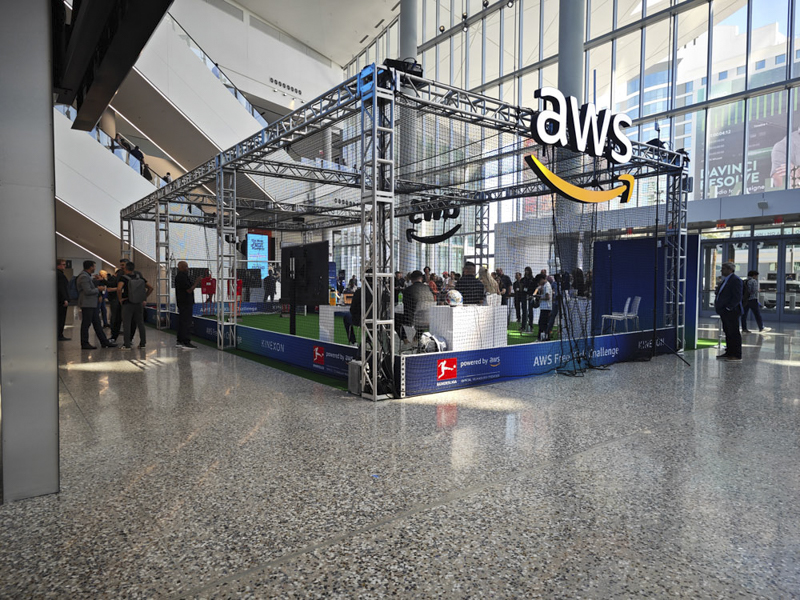 AWSによるPKゲームの実用中継展示。参加者が得点を競い合うゲーム的な展示となっていた