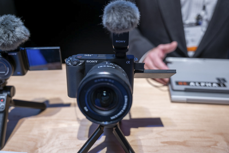 VLOGCAM ZV-E1。ファインダーを搭載せず、イメージセンサーのピクセル数を抑えることでセンサーの読み出し速度と低照度画質を高めたVlog専用機となっている