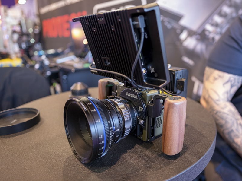 RAIDブースに展示されていたFREEFLY Emberは超小型高性能なシネマカメラだ