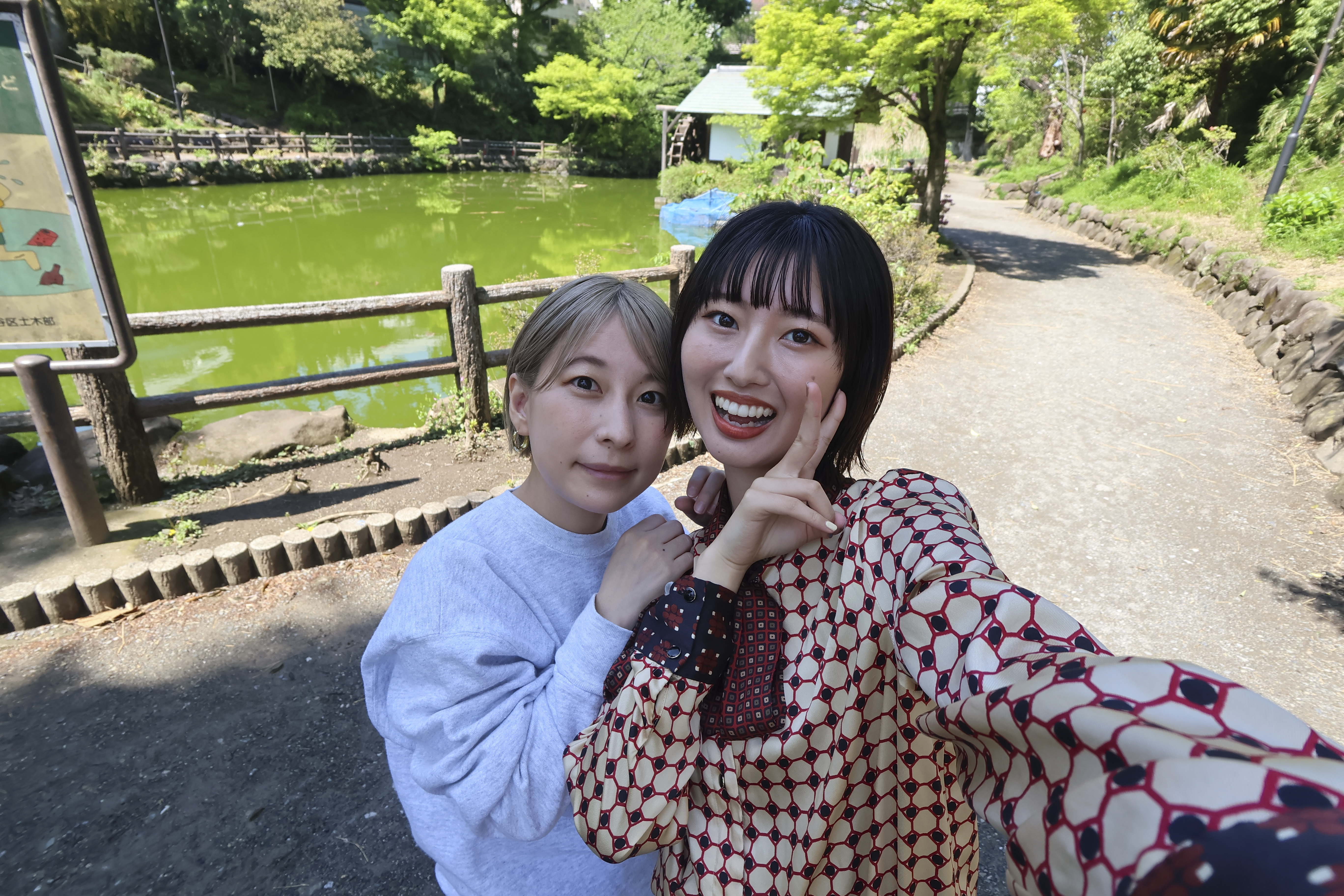 19mm相当（PowerShot V10）<span class="fnt-85">※人物左は筆者</span>