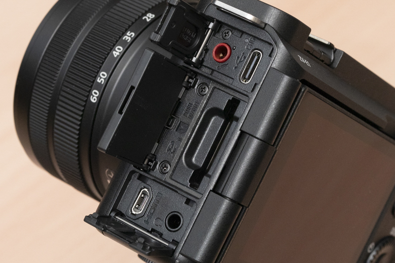 インターフェース部分は左側に集約。フタがしっかりしていて使いやすい