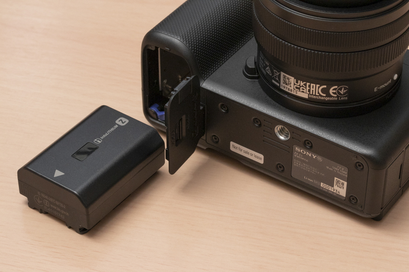 バッテリーはα7シリーズなどと同じNP-FZ100