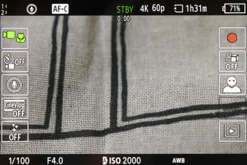 わかりやすさを重視したアイコンが左右に並ぶUIになっている