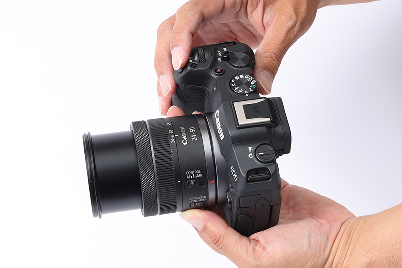 レンズキットに同梱されるRF24-50mm F4.5-6.3 IS STMは携帯しやすい沈胴式で、重量210g。EOS R8本体と組み合わせても671gと軽く、手のひらに収まるサイズ感