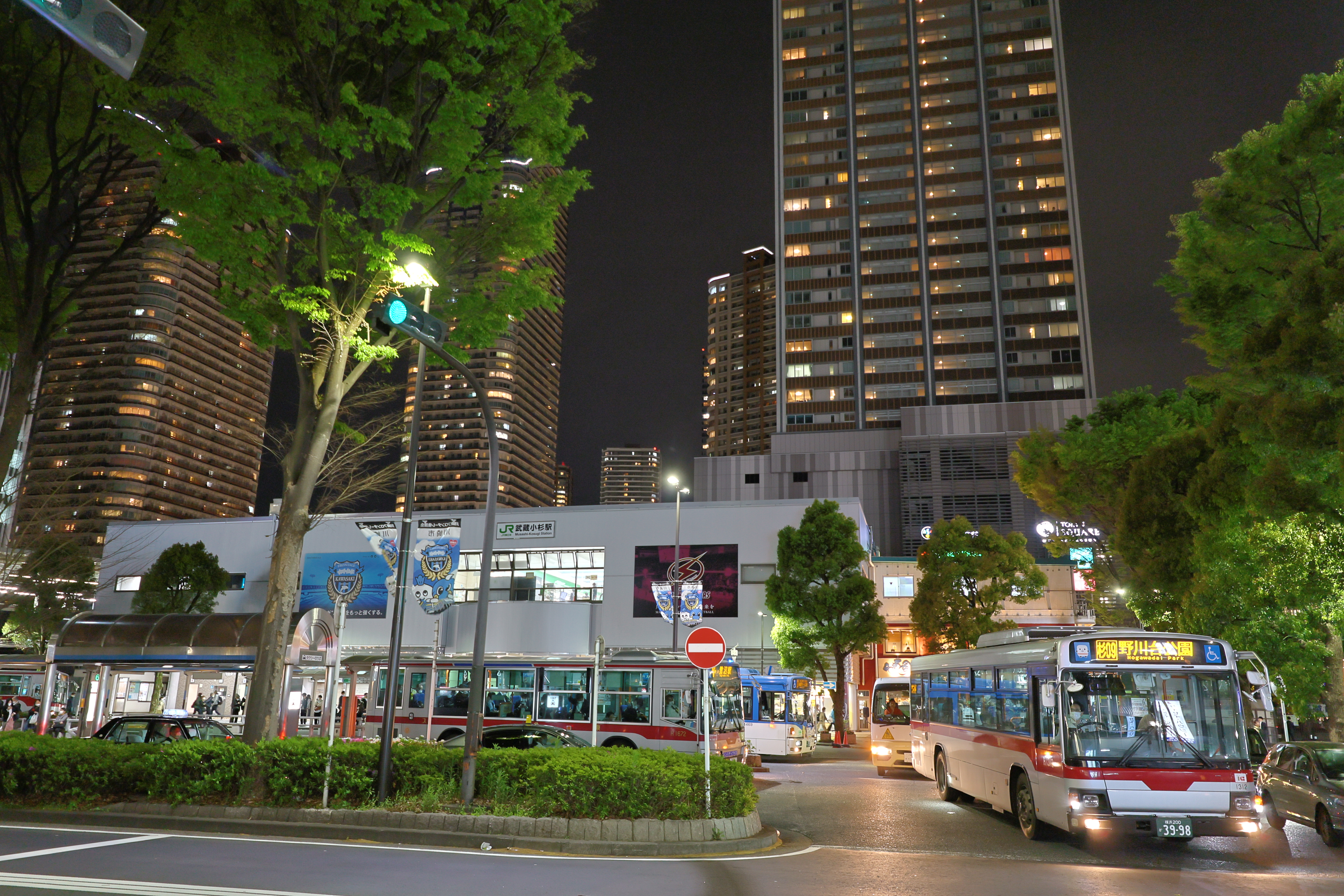 EOS R8／RF24-50mm F4.5-6.3 IS STM／24mm／手持ち夜景（1/20秒・F4.5・±0.7EV）ISO 1000