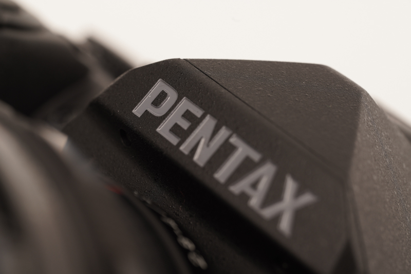 ボディは「PENTAX」「K-3 III」のロゴや操作部の表示にグレーを採用。その濃度もわずかに変えているという凝りようだ