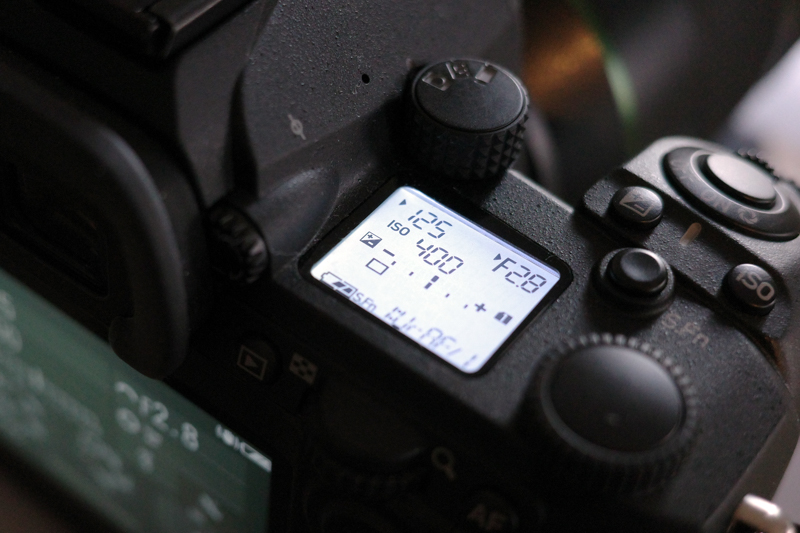 ボディ上面の表示パネルもK-3 Mark IIIでは緑のバックライトだが、本機では青みがかった白色に変更されている