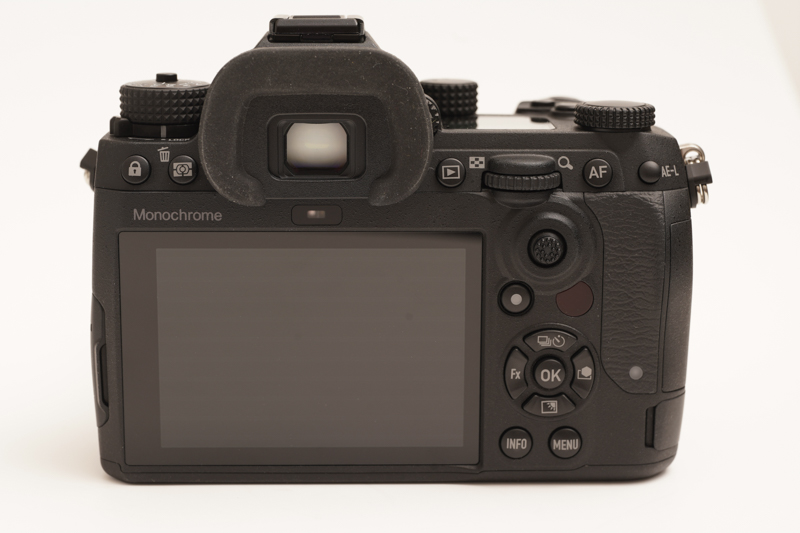 ボタン類の表示もすべてグレー。ちなみにK-3 Mark IIIはカスタマイズ性が高く、一般的には割り当てを変えられない再生ボタンすら、好みの機能をアサインできる。また背面モニターの左上に「Monochrome」のロゴがあしらわれている