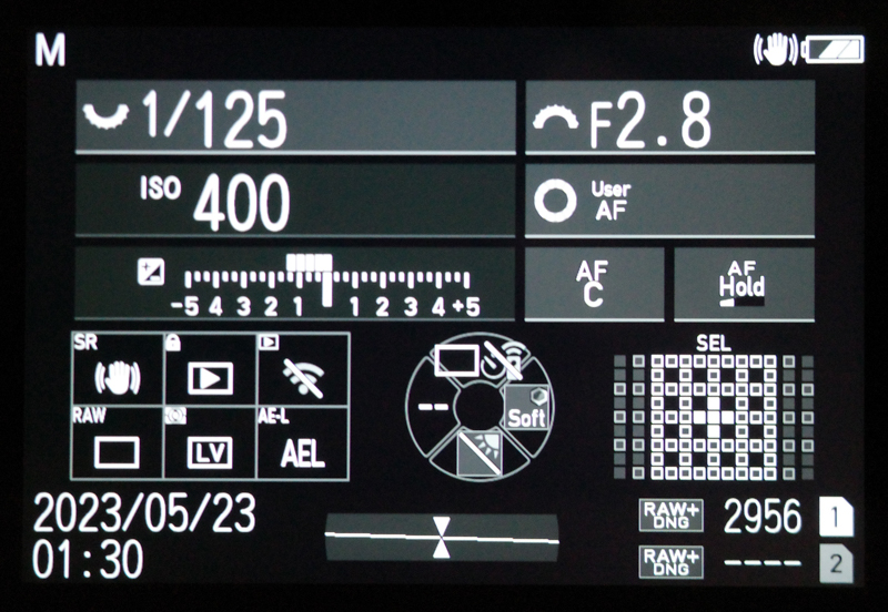 背面モニターに表示されるメニュー画面の配色も、初期状態でモノトーンが設定されている。これ自体はベースモデルにも存在しており、モノクロ専用機の登場を予言していたような気がしないでもない