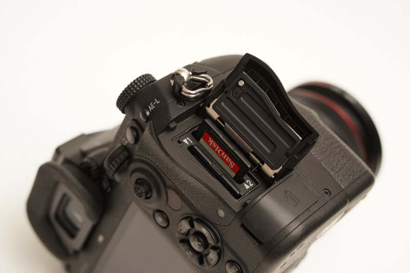 SDカードのダブルスロットを採用。防塵防滴仕様で、使っていて堅牢性を感じる。