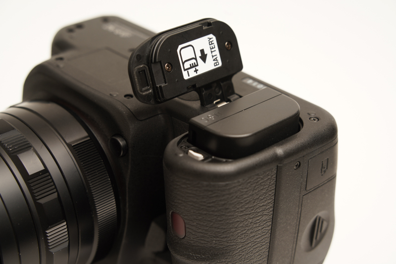 バッテリーは当然ながらベースモデルと同じD-LI90Pを使用する。撮影可能枚数の多さは一眼レフのメリットで、カタログに掲載された撮影可能枚数は約800枚と多い