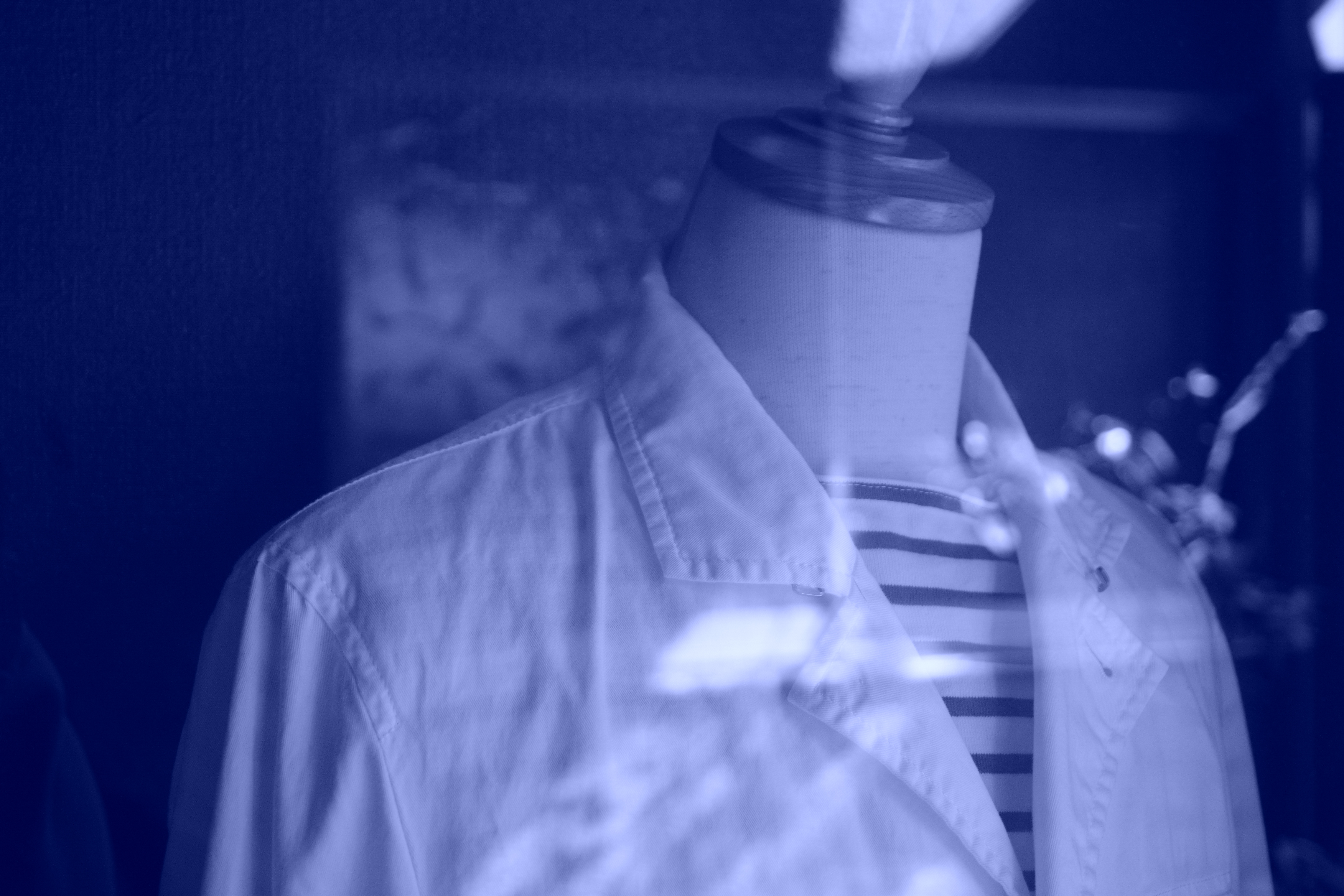 上の写真をカメラ内RAW現像、カスタムイメージを比較してみた。左上がハード、右上がソフト。下段の2枚はスタンダードで調色を最大限まで振ったもの