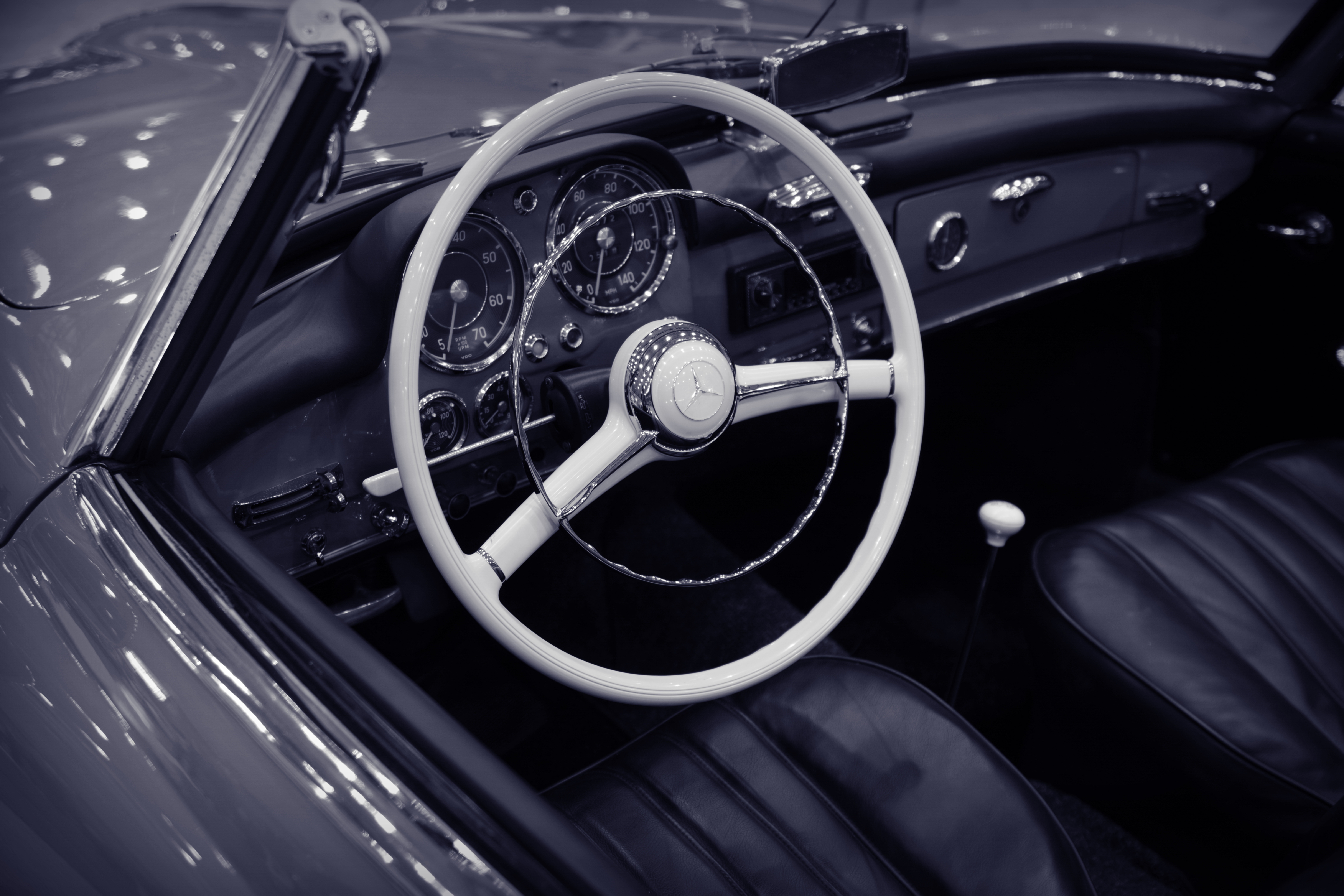 K-3 Mark III Monochrome／HD PENTAX-DA 20-40mmF2.8-4ED Limited DC WR／31mm（46.5mm相当）／絞り優先AE（1/60秒・F2.8・-1.3EV）／ISO 640／カスタムイメージ：スタンダード・調色-1／デジタルフィルター：トイカメラ