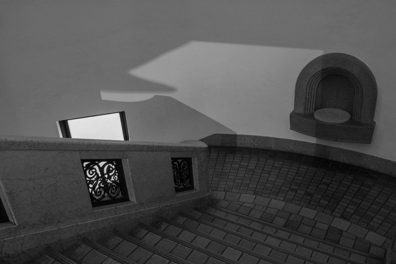 ハーフトーンが画面を多く占める条件ならISO 12800で粒状性が目立つのではということで撮影しましたが、これでもニュートラルな画像ができてしまいました。粒子を入れるなら後処理の方がいいかもしれません。<br>PENTAX K-3 Mark III Monochrome／HD PENTAX-DA 20-40mmF2.8-4ED Limited DC WR／絞り優先AE（20mm・F8・1/100秒）／ISO 12800