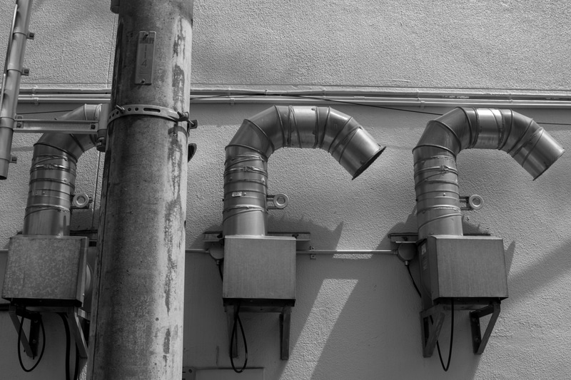 実際にもモノトーンな光景だったので、うまく合致するといいなと思いながら撮影してみました。金属のディテールがより強調されました。ハイライトのテカリもいい感じです。<br>PENTAX K-3 Mark III Monochrome／HD PENTAX-DA 20-40mmF2.8-4ED Limited DC WR／絞り優先AE（26mm・F8・1/500秒）／ISO 400