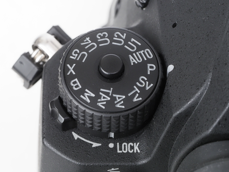 モードダイヤルの文字もグレーです。搭載モードはノーマルのK-3 Mark IIIと同じなので、ノーマルモデルとダイヤルを交換するサービスとかあると面白いんじゃないでしょうか。