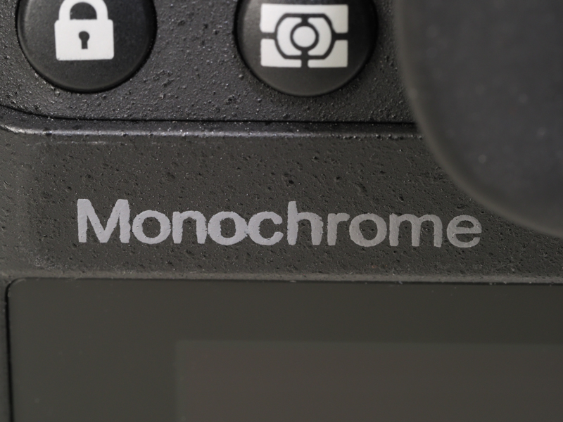 Monochrome名はカメラの背面のLCDの左上に小さく入っているだけなのです。謙虚な姿勢なのです。このため周りに見せびらかしたくてもなかなか難しいのです。