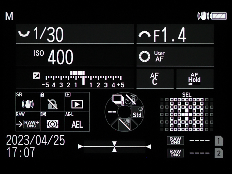メニュー画面も初期設定からモノクロであります。徹底した姿勢であります。カラーでもいいと思うのですが、気持ちが入らないのかな。