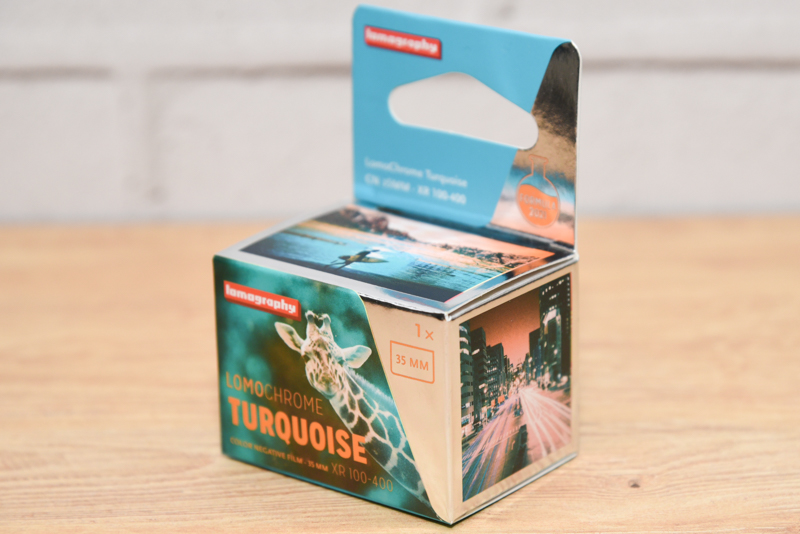 「LomoChrome Turquoise」のパッケージ。青みがかったキリンが印象的