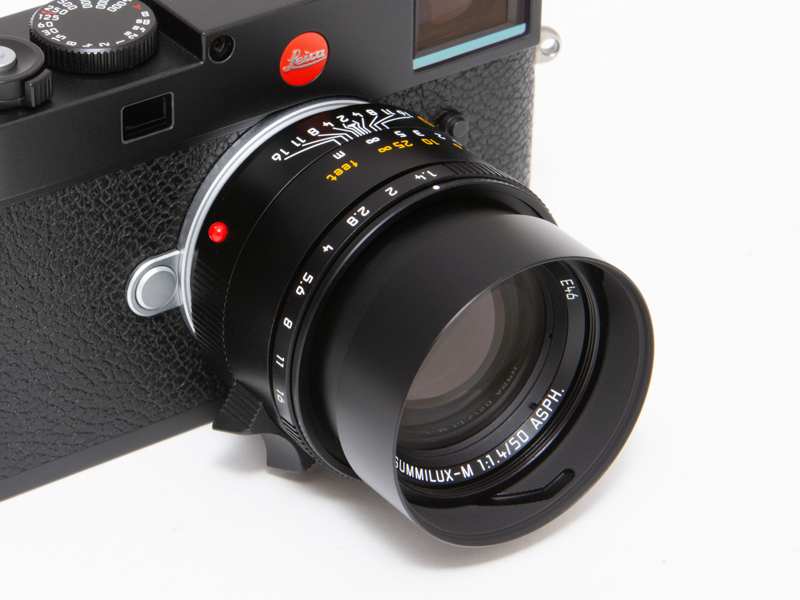 フードを出した状態。アポ・ズミクロンM f2/50mm ASPH.などと同じく、反時計方向に回転させると出てくる。回転の滑らかさはさすがライカだ。