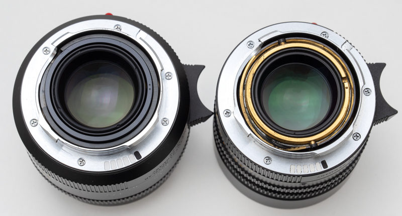 マウント側を比べると、カムの色が異なっていた。従来型（右）は真鍮の金色だが、新型（左）は黒。内面反射防止のためかもしれない。また6bitコードは同じ。そのためExif情報のレンズ名も同じだ。