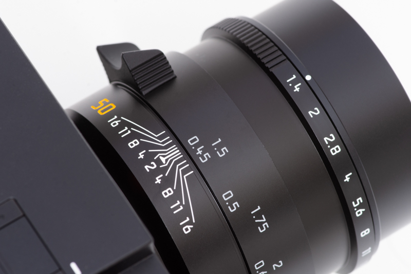 0.45mまで近付けるようになった。今やライブビュー撮影やビゾフレックスEVFも当たり前の、現代のライカMシステムらしい仕様だ。ただし近距離ではフォーカスレバーが上方に来てやや操作しづらい。個人的には従来型のようなローレットを残してほしかった。