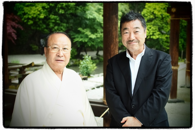 撮影終了後、田中安比呂宮司と