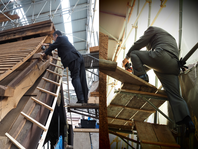 本殿の檜皮葺屋根の葺き替え撮影風景。真夏にテントで覆われた本殿の屋根の上で背広を着て汗びっしょりになりながら撮影した記憶がある