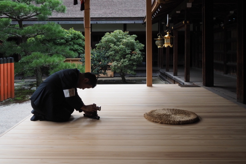 アシスタントが記録したこの一枚を見て、誰に言われるでもなく自分が無意識に正座して撮影していることに気づいた。床を傷つけないよう、カメラの下にストラップを敷いている