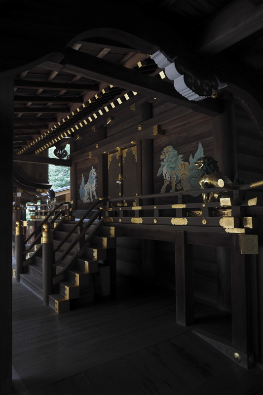 国宝 権殿。本殿、権殿ともに江戸時代に於いて日本絵画史上最大の画派である「狩野派」によって狛犬の絵「影狛」が描かれている