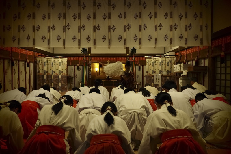 平成26年12月31日、大晦日の夜、午後11時半頃。権宮司を筆頭に神職も巫女もみな打ち揃ってお祓いを受ける