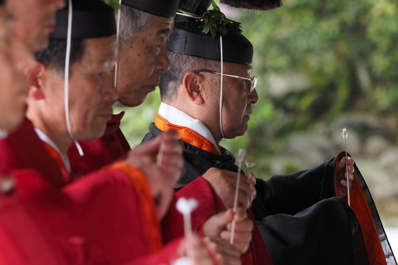 冠の垂纓冠（すいえいかん）には上賀茂神社の御神紋である葵の葉が見える