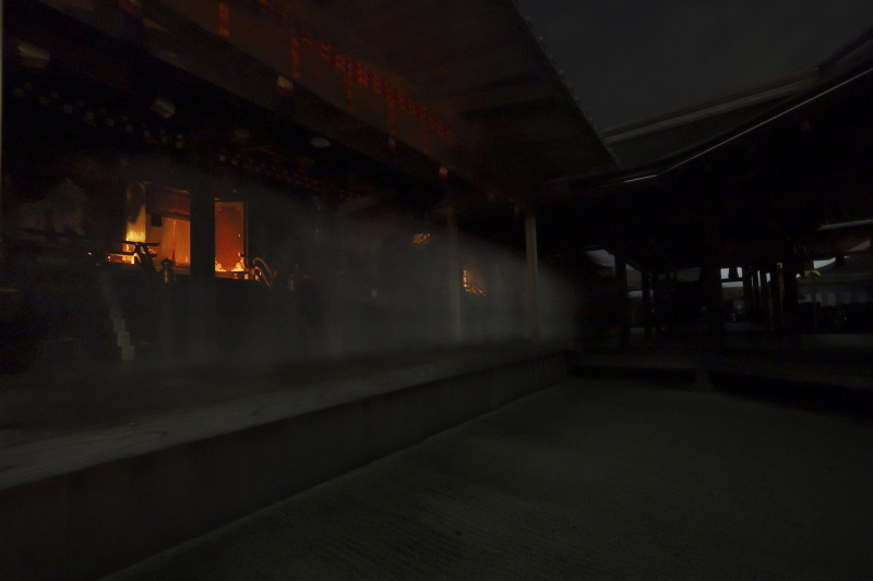 私とアシスタントの2人だけが立ち入りを許された最前列での撮影。暗がりの中で行われている神事の前で息の音も聞こえないくらい、とにかく玉砂利の上に跪き、撮り続けた