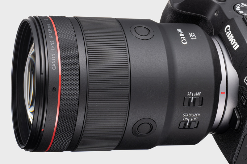 レンズ鏡筒の2カ所にファンクションボタンを搭載し、さまざまな機能を割り当てることができる。シンプルな操作系のEOS R8にプラスαのボタン操作を加えることが可能だ